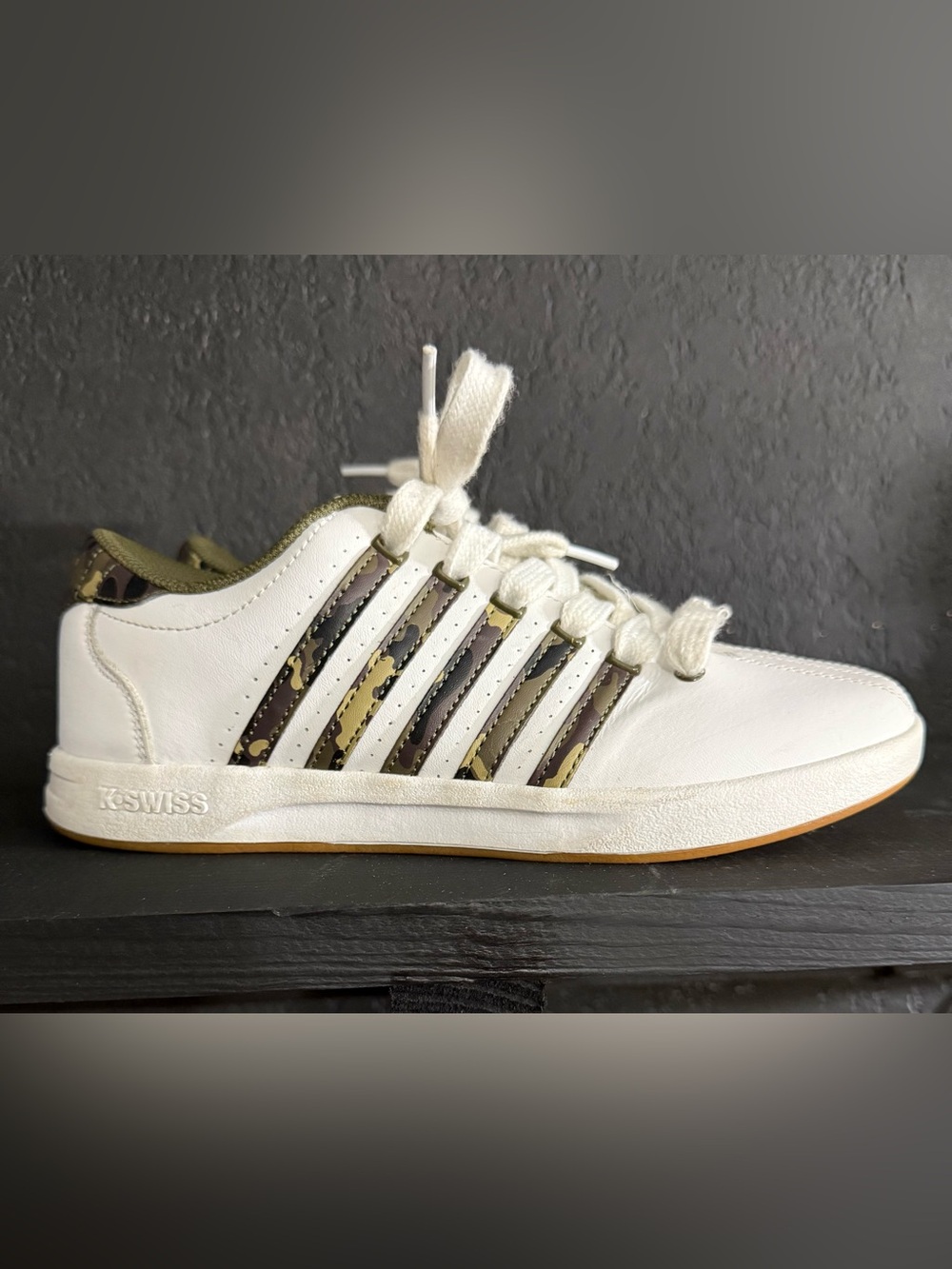 K SWISS CLASSIC WHITE VARSITY WITH CAMO BIG KIDS SIZE 4.5 NWOB